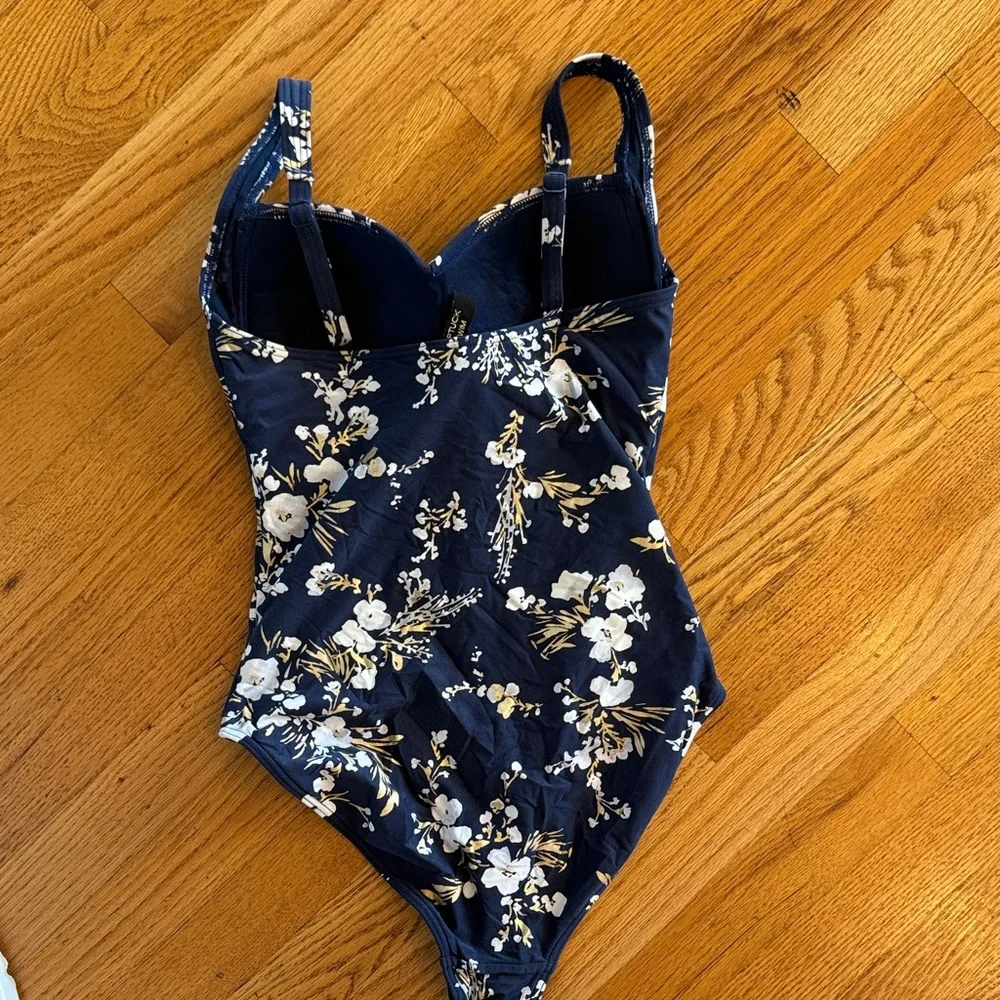 Floral Women's One Piece Swimsuit Nip Tuck Swim size US 6 - Picture 2 of 5